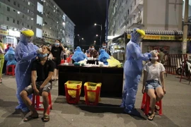 Thành phố Thủ Dầu Một triển khai mở rộng lấy mẫu xét nghiệm cho người dân. (Ảnh: Văn Hướng/TTXVN)