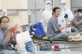 Các bệnh nhân tại Bệnh viện Dã chiến thu dung và điều trị số 1 Thành phố Hồ Chí Minh. (Ảnh: HDCD/TTXVN phát)