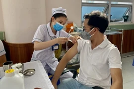 Nhân viên y tế tiêm vaccine phòng COVID-19. (Ảnh: Thanh Sang/TTXVN)