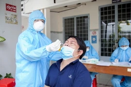 Lấy mẫu xét nghiệm COVID-19 cho cán bộ, giáo viên làm công tác thi tốt nghiệp THPT tại Trung tâm Y tế thành phố Rạch Giá, tỉnh Kiên Giang. (Ảnh: Hồng Đạt/TTXVN)