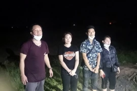 Bốn đối tượng bị lực lượng biên phòng cửa khẩu quốc tế Mộc Bài bắt giữ. (Ảnh: TTXVN phát)