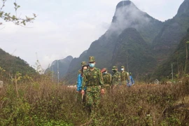 Cán bộ, chiến sỹ Biên phòng tuần tra, kiểm soát tuyến biên giới. (Ảnh: Chu Hiệu/TTXVN)