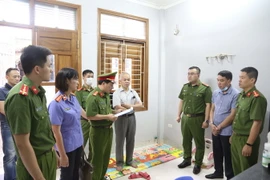Cơ quan Cảnh sát điều tra, Công an tỉnh Sơn La đọc lệnh bắt bị can Hoàng Vũ Quyển. (Ảnh: TTXVN phát)