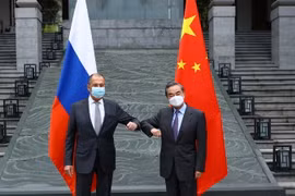 Ngoại trưởng Trung Quốc Vương Nghị và Ngoại trưởng Nga Sergei Lavrov. (Nguồn: AFP)