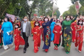 Diễu hành áo dài. (Ảnh: Nguyễn Cúc/TTXVN)