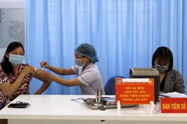 Những người tham gia các tổ phòng chống COVID-19 tại cộng đồng cũng được tiêm phòng đợt này. (Ảnh: Xuân Triệu/TTXVN)