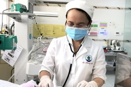 Bệnh nhi được điều trị tích cực tại Bệnh viện Nhi đồng thành phố Cần Thơ. (Ảnh: TTXVN phát)