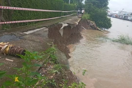 Một đoạn sạt lở kênh Cái Sắn tại tổ 14, giáp cầu Út Tổng có chiều dài 22m, rộng 2m, sâu 4m. (Ảnh: TTXVN phát)