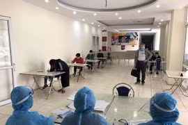 Người dân khai báo dịch tễ. (Ảnh minh họa: Huy Hùng/TTXVN)