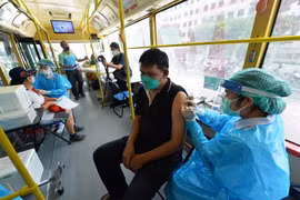 Nhân viên y tế tiêm vaccine ngừa COVID-19 cho người dân ở Bangkok, Thái Lan ngày 17/9 vừa qua. (Ảnh: THX/TTXVN)