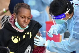 Tiêm vắcxin ngừa COVID-19 cho người dân tại Los Angeles, bang California, Mỹ. (Ảnh: AFP/TTXVN)