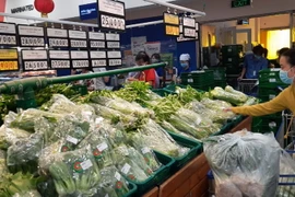 Siêu thị đảm bảo rau, củ quả tươi xanh phục vụ khách hàng. (Ảnh: Nguyễn Văn Trí/TTXVN)