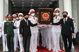 Chủ tịch Quốc hội Vương Đình Huệ và Thường trực Ban Bí thư Võ Văn Thưởng thực hiện nghi thức di quan Đại tướng Phùng Quang Thanh. (Ảnh: Trọng Đức/TTXVN)