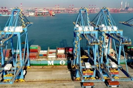 Bốc dỡ hàng hóa tại cảng Thanh Đảo, tỉnh Sơn Đông, Trung Quốc, ngày 19/2/2021. (Ảnh: THX/TTXVN)