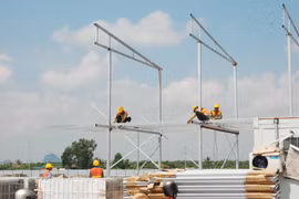 Nhà thầu triển khai hoàn thiện hạ tầng tại Khu công nghiệp Sông Khoai, thị xã Quảng Yên, tỉnh Quảng Ninh. (Ảnh: Thanh Vân/TTXVN)
