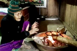 Để chóng chọi với giá rét, người dân đã sử dụng các biện pháp sưởi ấm, trong đó có việc đốt than, củi. (Ảnh: Võ Dung/TTXVN)