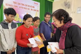Bà Trương Mỹ Hoa, nguyên Bí thư Trung ương Đảng, nguyên Phó Chủ tịch nước; Chủ tịch Quỹ học bổng Vừ A Dính tặng quà cho người dân bị thiệt hại do bão lũ. (Ảnh: Trần Tĩnh/TTXVN)