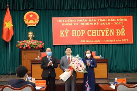Thường trực HĐND tỉnh Đắk Nông tặng hoa, chia tay ông Nguyễn Đình Trung, Ủy viên Trung ương Đảng. (Ảnh: Nguyên Dung/TTXVN)