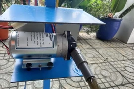 Anh Nguyễn Minh Tâm, ngụ ở xã Phú An, thị xã Bến Cát, tỉnh Bình Dương sáng chế phun sát khuẩn tự động. (Ảnh: TTXVN phát)