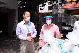 Bà Tô Thị Bích Châu, Chủ tịch Ủy ban Mặt trận Tổ quốc Việt Nam Thành phố Hồ Chí Minh thăm hỏi, động viên cán bộ y tế, lực lượng hỗ trợ khu cách ly y tế đặt tại phường 11, quận Phú Nhuận. (Ảnh: Xuân Khu/TTXVN)