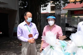 Bà Tô Thị Bích Châu, Chủ tịch Ủy ban Mặt trận Tổ quốc Việt Nam Thành phố Hồ Chí Minh thăm hỏi, động viên cán bộ y tế, lực lượng hỗ trợ khu cách ly y tế đặt tại phường 11, quận Phú Nhuận. (Ảnh: Xuân Khu/TTXVN)