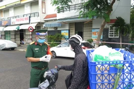 Lực lượng quân đội tham gia kiểm soát tại các chốt chặn trên đường phố Nha Trang. (Ảnh: Phan Sáu/TTXVN)
