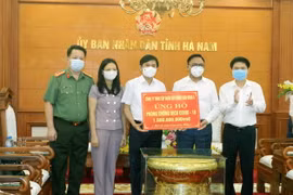 Công ty TNHH tập đoàn bất động sản Đông Á ủng hộ tỉnh Hà Nam 1,5 tỷ đồng để phòng, chống dịch COVID-19. (Ảnh: Nguyễn Chinh/TTXVN)