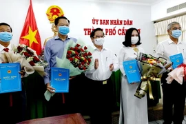 Ông Dương Tấn Hiển (thứ hai, từ trái sang) nhận quyết định phân công nhiệm vụ. (Ảnh: Thu Hiền/TTXVN)