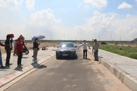 Người dân cho rằng đường trong Khu tái định cư Lộc An-Bình Sơn nhỏ hẹp. (Ảnh: Công Phong/TTXVN)