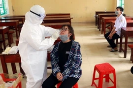 Cán bộ y tế tỉnh Nam Định lấy mẫu xét nghiệm SARS-CoV-2 cho học sinh Trường Trung học phổ thông Lê Quý Đôn, huyện Trực Ninh do liên quan đến BN3229. (Ảnh: Văn Đạt/TTXVN)