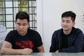 Đối tượng Nguyễn Hoàng Minh (bên trái) và Hoàng Tiến Việt tại cơ quan điều tra. (Ảnh: Thái Hùng/TTXVN)