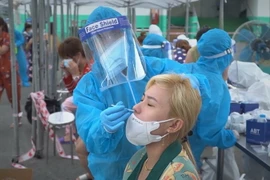 Lấy mẫu xét nghiệm. (Ảnh: TTXVN phát)