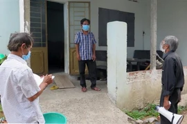 Tổ COVID cộng đồng Ninh Tịnh 2 nhắc nhở người từ tỉnh Bình Dương trở về chấp hành quy định phòng, chống dịch. (Ảnh: Xuân Triệu/TTXVN)