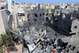 Hiện trường đổ nát sau vụ không kích của Israel xuống thành phố Khan Younis, Dải Gaza, ngày 19/5 vừa qua. (Ảnh: THX/TTXVN)