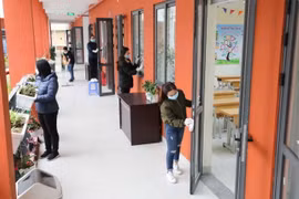 [Photo] Đảm bảo điều kiện an toàn khi học sinh Hà Nội trở lại trường 