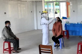Trung tâm Y tế huyện Bình Sơn, tỉnh Quảng Ngãi, lấy mẫu xét nghiệm toàn dân sàng lọc COVID- 19. (Ảnh: Lê Ngọc Phước/TTXVN)