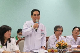Tiến sỹ, bác sỹ Trịnh Hữu Tùng, Giám đốc Bệnh viện Nhi đồng 2 Thành phố Hồ Chí Minh chia sẻ thông tin về ca ghép tế bào gốc cho bệnh nhi nhỏ tuổi nhất. (Ảnh: Đinh Hằng/TTXVN)