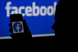 Biểu tượng Facebook trên màn hình điện thoại di động. (Ảnh: AFP/TTXVN)