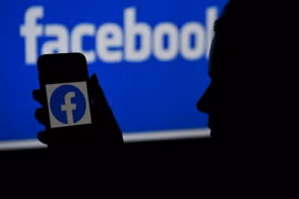 Biểu tượng Facebook trên màn hình điện thoại di động. (Ảnh: AFP/TTXVN)