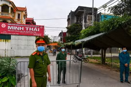 Lực lượng chức năng kiểm soát, cách ly y tế. (Ảnh: TTXVN phát)