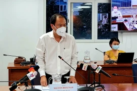 Bác sỹ Nguyễn Hoài Nam, Phó Giám đốc Sở Y tế Thành phố Hồ Chí Minh thông tin tại buổi họp báo. (Ảnh: Thành Chung/TTXVN)
