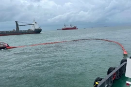 Ứng cứu sự cố tràn dầu tại khu vực tàu Mỹ An 1 chìm. (Ảnh: TTXVN phát)
