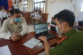 Công an nhập dữ liệu Căn cước Công dân cho người dân. (Ảnh: Quốc Dũng/TTXVN)