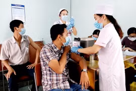 Tiêm vaccine phòng COVID-19 cho công nhân tại điểm tiêm Khu công nghiệp Trà Nóc 1. (Ảnh: Thu Hiền/TTXVN)