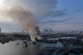 Hiện trường vụ cháy 3 tàu cá tại âu thuyền Thọ Quang, thành phố Đà Nẵng. (Ảnh: Trần Lê Lâm/TTXVN)