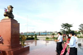 Lãnh đạo tỉnh Quảng Trị dâng hoa tưởng niệm Lãnh tụ Cuba Fidel Castro. (Ảnh: Nguyên Lý/TTXVN)