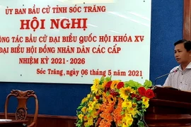 Ông Trần Văn Lâu, Chủ tịch Ủy ban Nhân dân tỉnh, Phó Trưởng ban chỉ đạo công tác bầu cử tỉnh Sóc Trăng phát biểu tại Hội nghị. (Ảnh: Trung Hiếu/TTXVN)