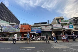 Khu vực bị phong tỏa gần công trình Chợ mới Đà Lạt, phường 1, thành phố Đà Lạt. (Ảnh: Nguyễn Dũng/TTXVN)