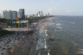 Ngày 1/5, thành phố Vũng Tàu đón và phục vụ gần 100.000 lượt khách. (Ảnh: TTXVN phát)