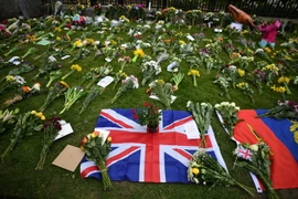 Đặt hoa bên ngoài Lâu đài Windsor để tưởng niệm Hoàng tế Philip ngày 9/4. (Ảnh: AFP/TTXVN)